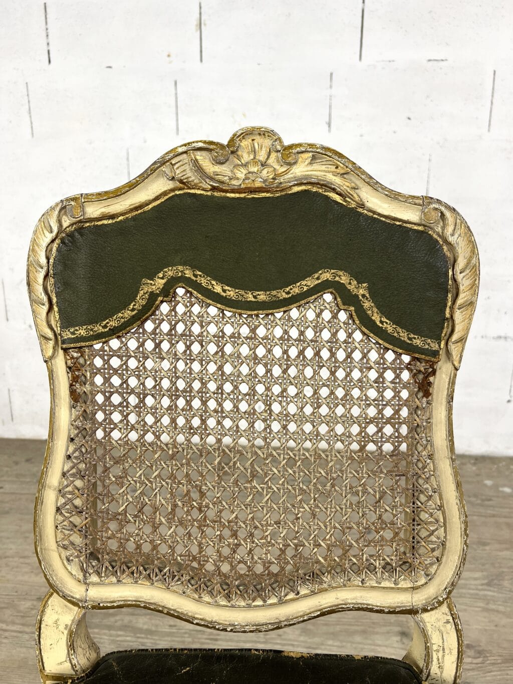 Chaise Louis XV en bois doré, dossier cannage et assise cuir – XVIIIe siècle