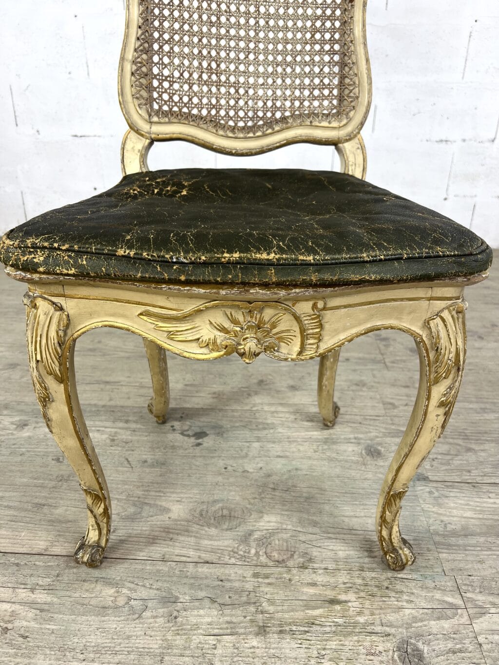 Chaise Louis XV en bois doré, dossier cannage et assise cuir – XVIIIe siècle