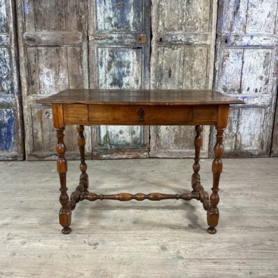 table Louis XIII en bois de gayak massif avec pieds balustres et entretoise en H, fin XVIIe siècle