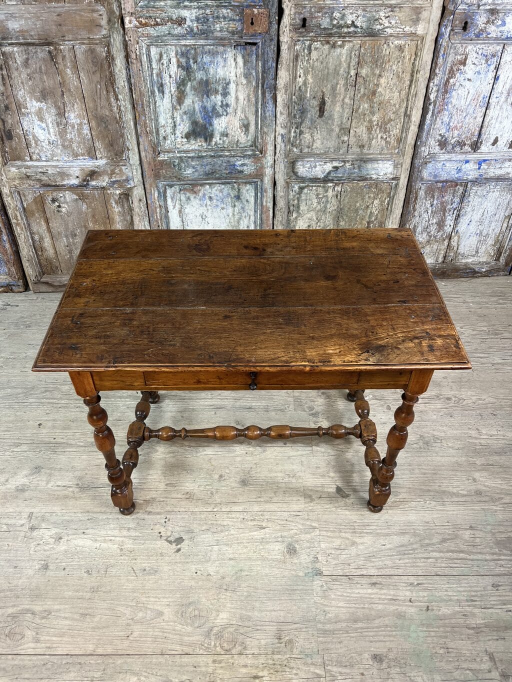 table Louis XIII en bois de gayak massif avec pieds balustres et entretoise en H, fin XVIIe siècle
