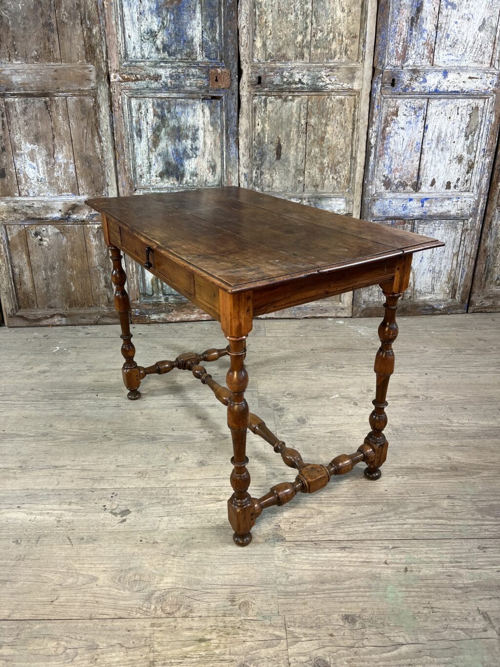 table Louis XIII en bois de gayak massif avec pieds balustres et entretoise en H, fin XVIIe siècle