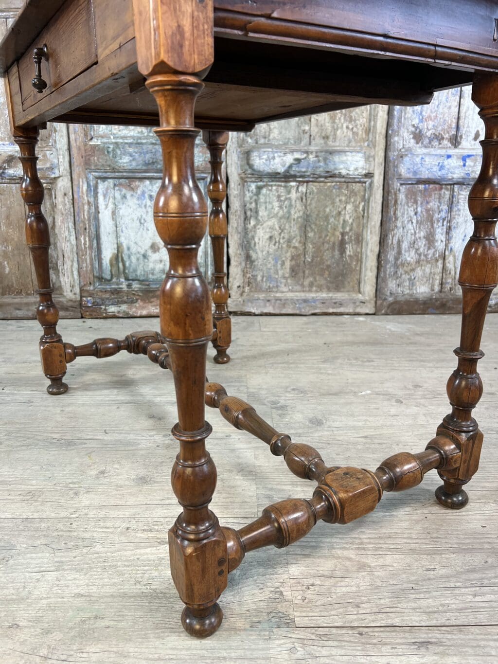 table Louis XIII en bois de gayak massif avec pieds balustres et entretoise en H, fin XVIIe siècle