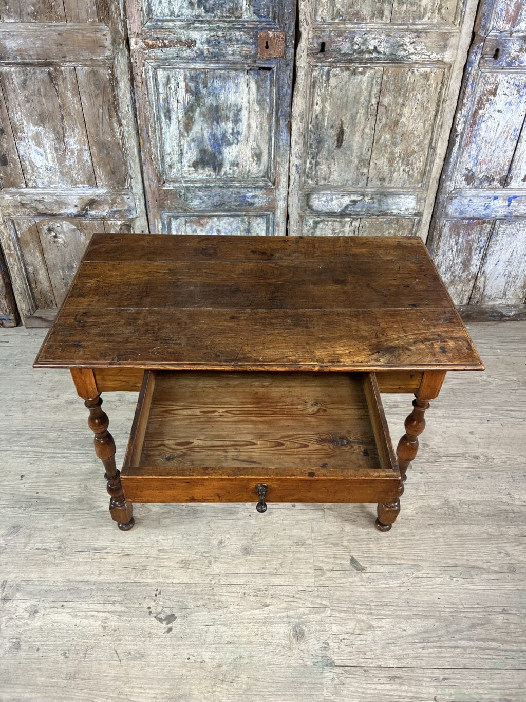 table Louis XIII en bois de gayak massif avec pieds balustres et entretoise en H, fin XVIIe siècle