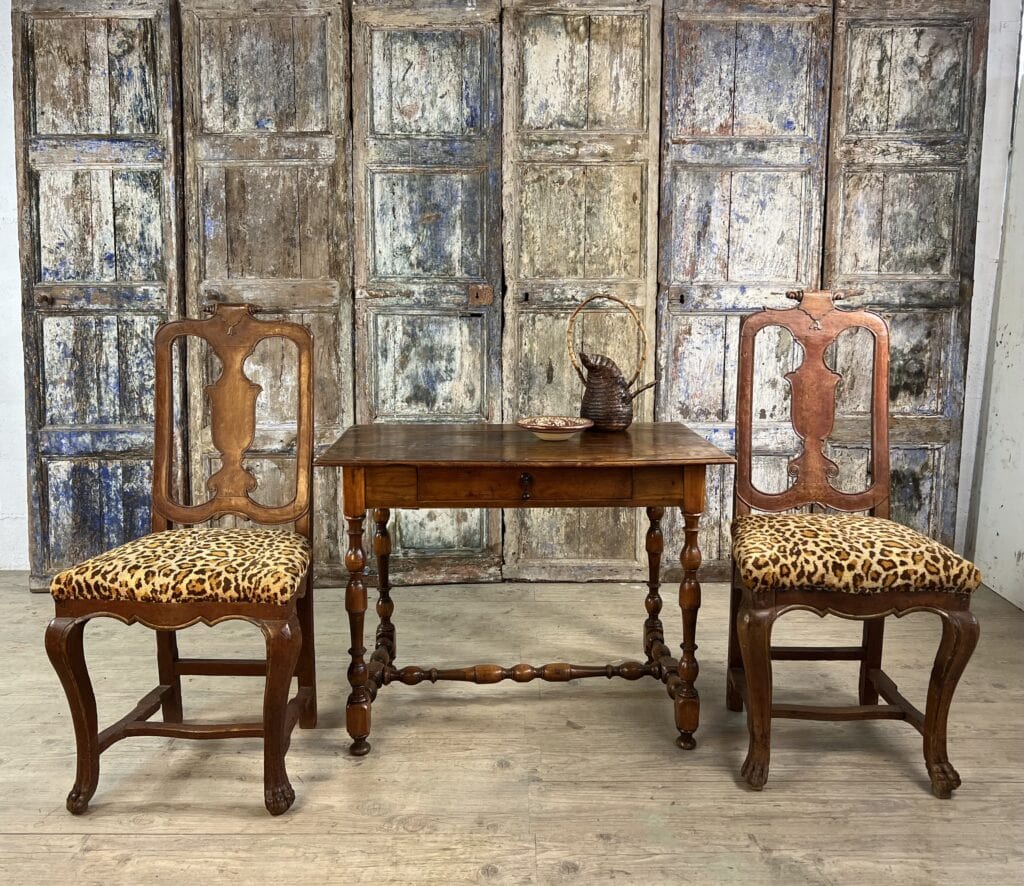 table Louis XIII en bois de gayak massif avec pieds balustres et entretoise en H, fin XVIIe siècle