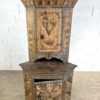 Encoignure suédoise ancienne à deux corps en sapin peint rechampi avec décor floral et niche sculptée