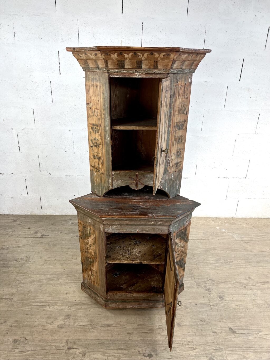 Encoignure suédoise ancienne à deux corps en sapin peint rechampi avec décor floral et niche sculptée