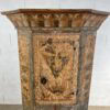 Encoignure suédoise ancienne à deux corps en sapin peint rechampi avec décor floral et niche sculptée