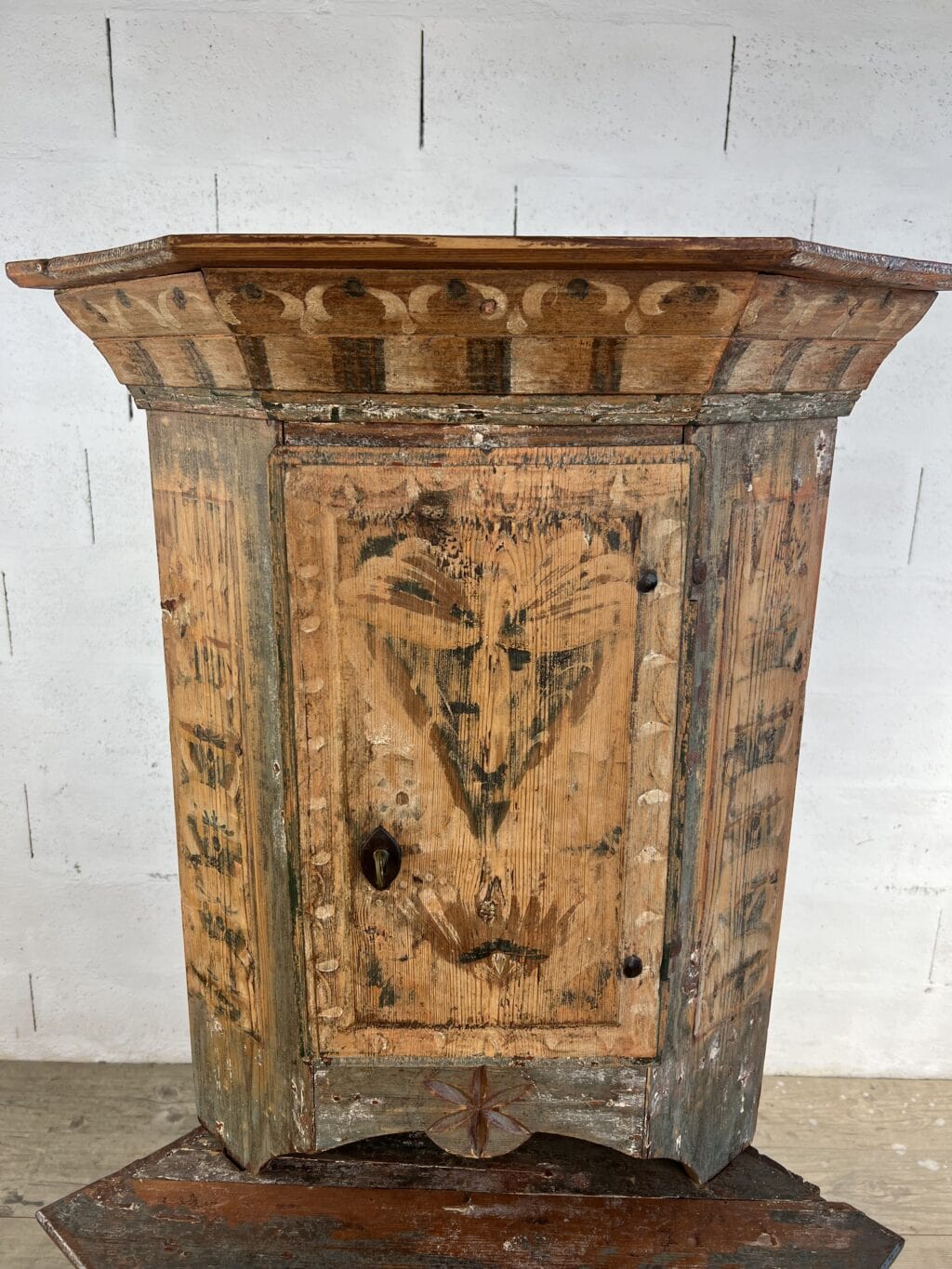 Encoignure suédoise ancienne à deux corps en sapin peint rechampi avec décor floral et niche sculptée