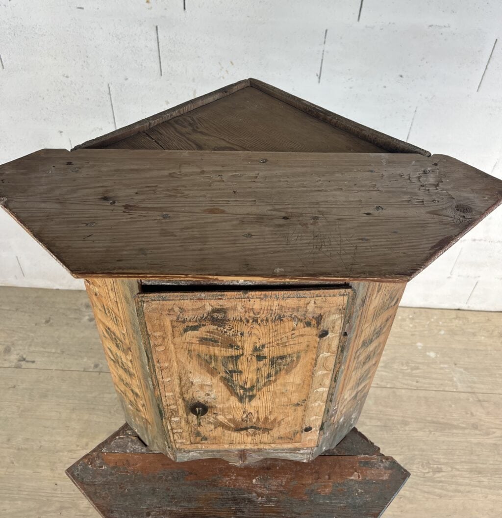 Encoignure suédoise ancienne à deux corps en sapin peint rechampi avec décor floral et niche sculptée
