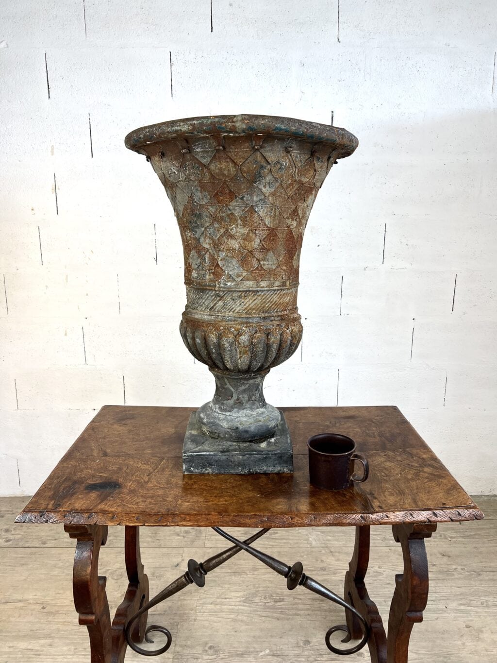 Vase ancien en tôle patinée de forme Médicis, XIXe siècle