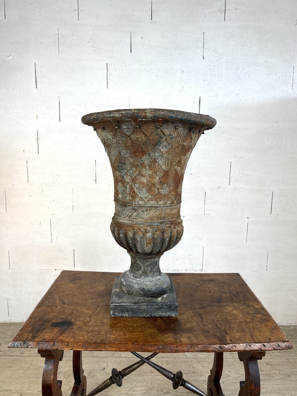 Vase ancien en tôle patinée de forme Médicis, XIXe siècle