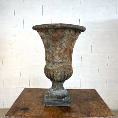 Vase ancien en tôle patinée de forme Médicis, XIXe siècle