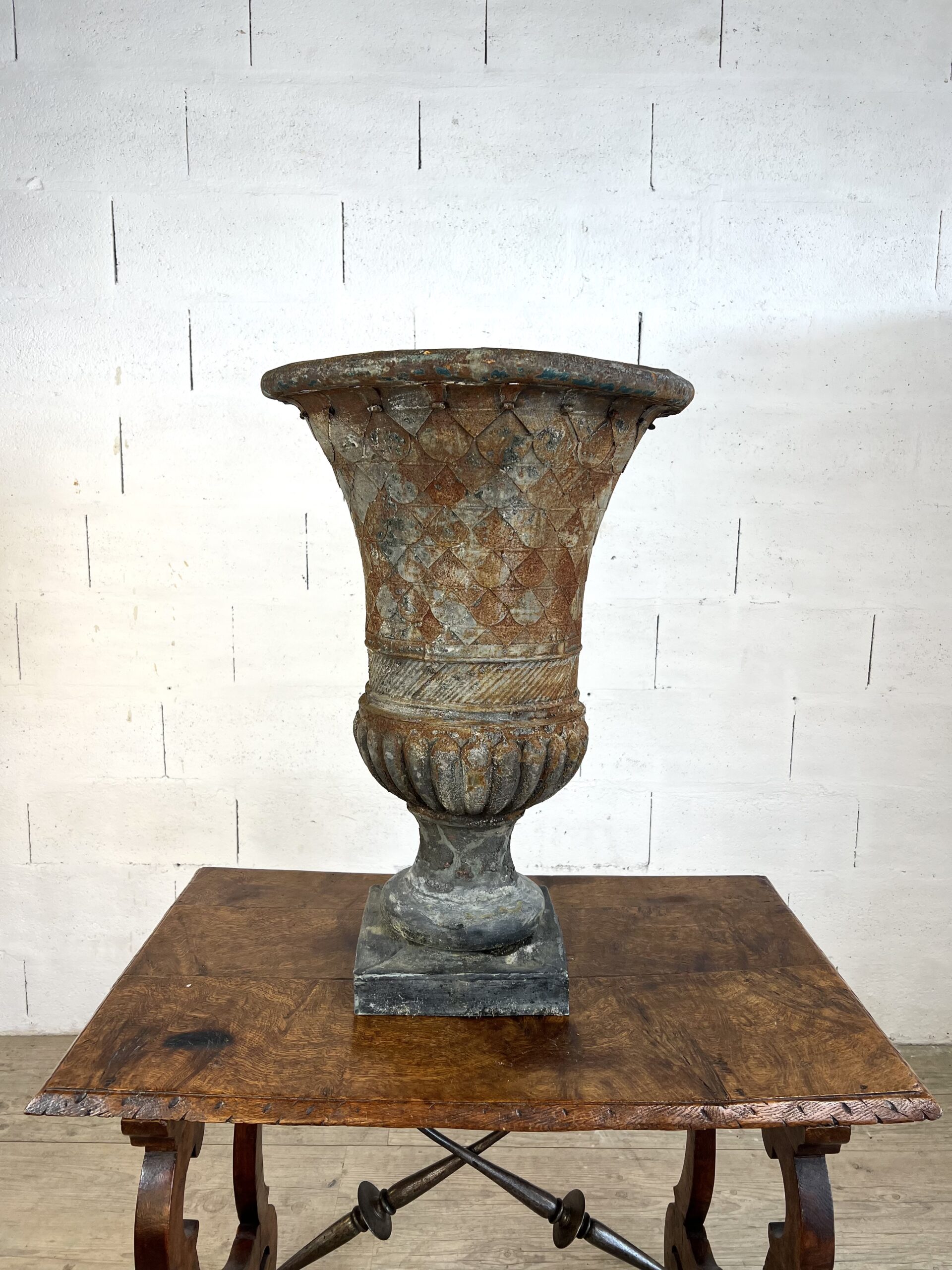 Vase ancien en tôle patinée de forme Médicis – XIXe siècle