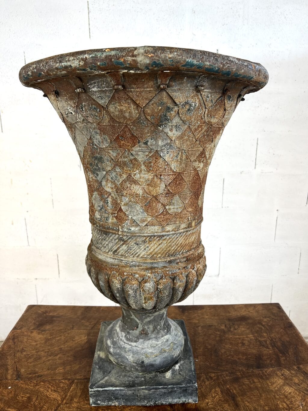 Vase ancien en tôle patinée de forme Médicis, XIXe siècle