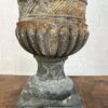 Vase ancien en tôle patinée de forme Médicis, XIXe siècle