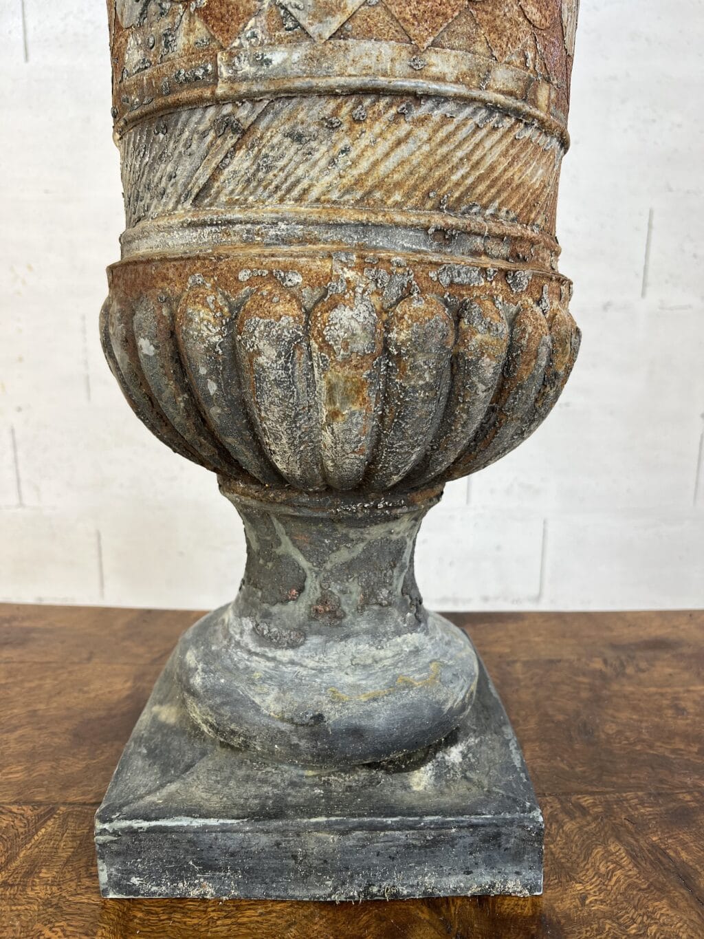 Vase ancien en tôle patinée de forme Médicis, XIXe siècle