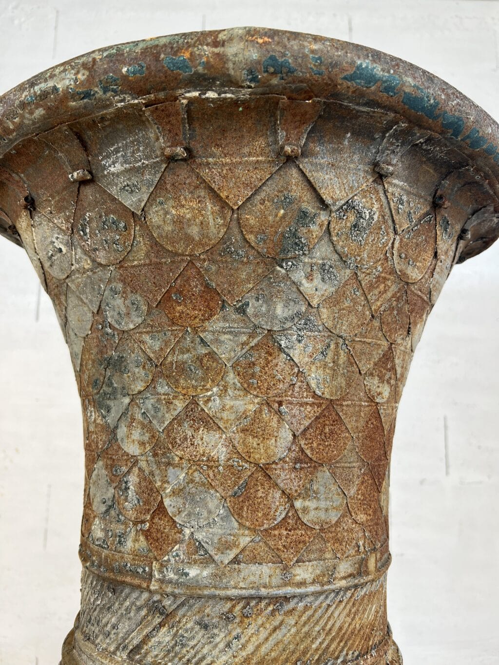 Vase ancien en tôle patinée de forme Médicis, XIXe siècle