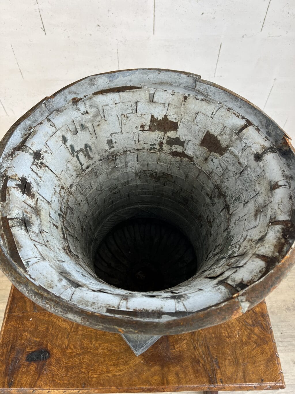 Vase ancien en tôle patinée de forme Médicis, XIXe siècle