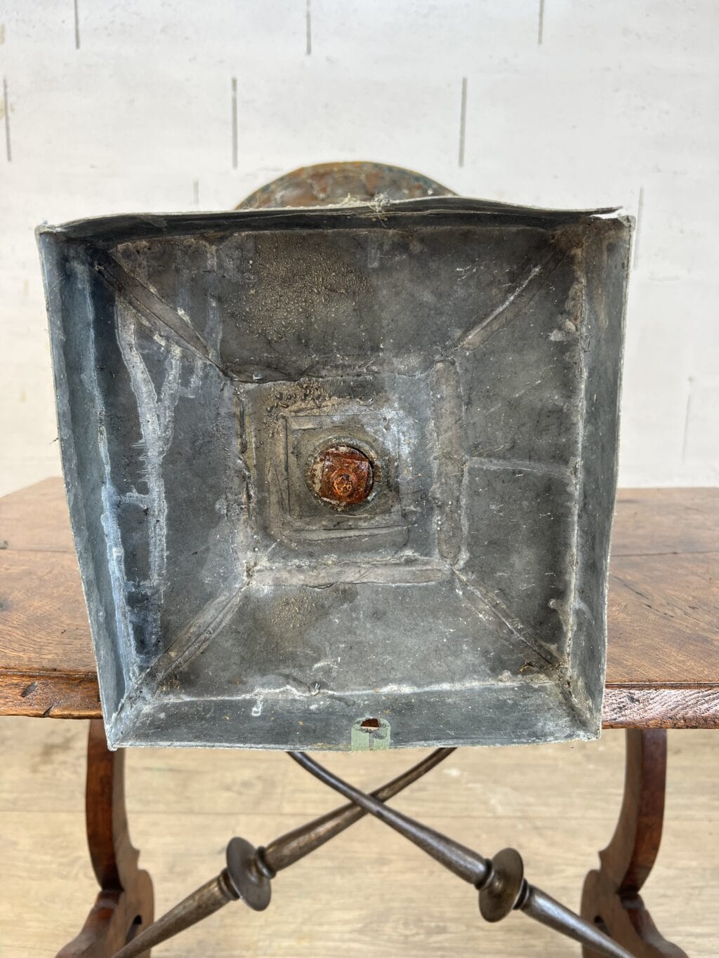 Vase ancien en tôle patinée de forme Médicis, XIXe siècle
