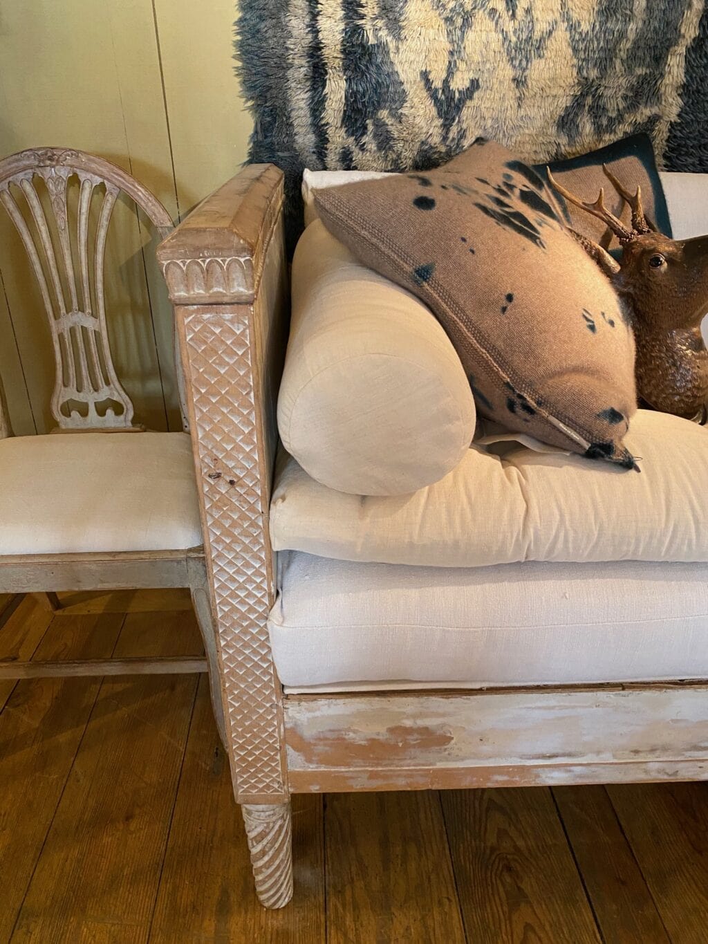 Banquette suédoise en bois sculpté &amp; peint XIXe – Image 5
