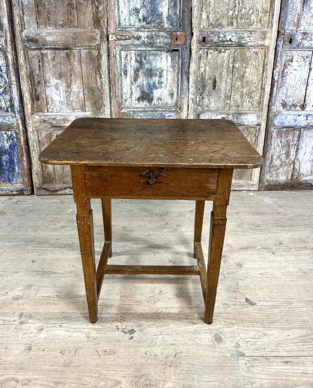 bureau ancien en chêne massif avec tiroir et gravure J.AB, mobilier de campagne XIXe