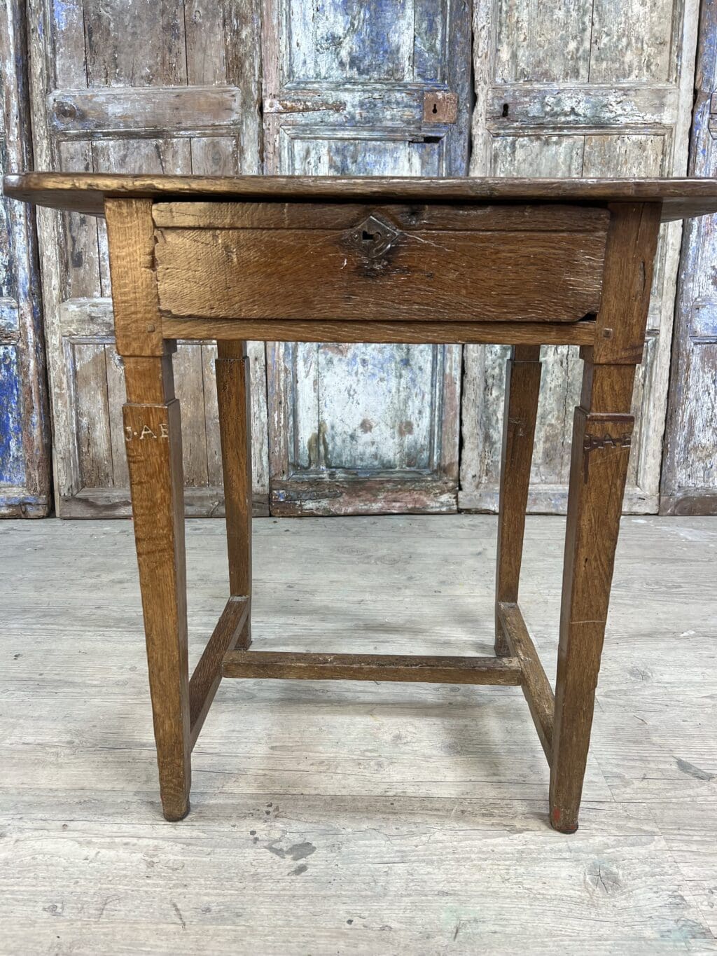 bureau ancien en chêne massif avec tiroir et gravure J.AB, mobilier de campagne XIXe