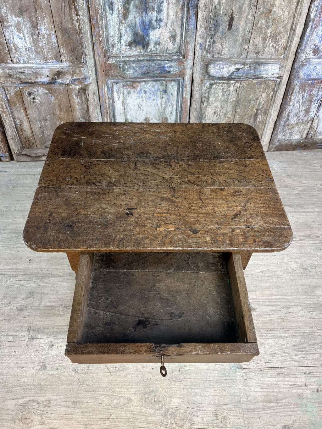 bureau ancien en chêne massif avec tiroir et gravure J.AB, mobilier de campagne XIXe