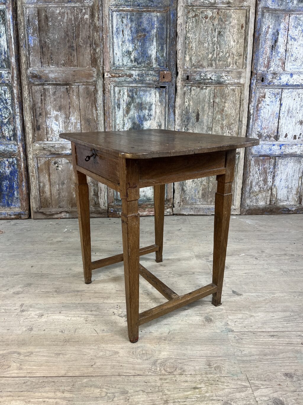 bureau ancien en chêne massif avec tiroir et gravure J.AB, mobilier de campagne XIXe