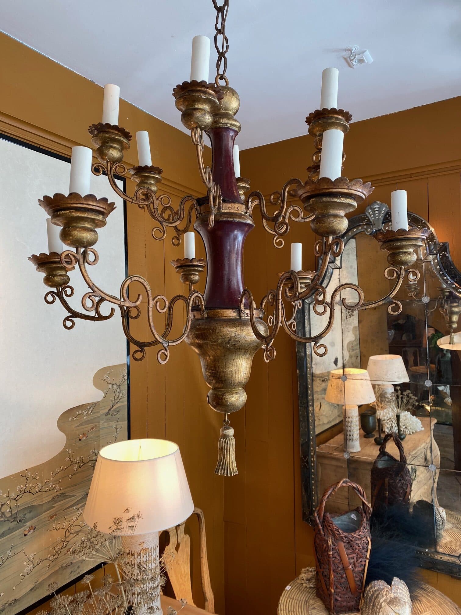Lustre baroque italien à 12 bras en bois doré et laque bordeaux ca.1900