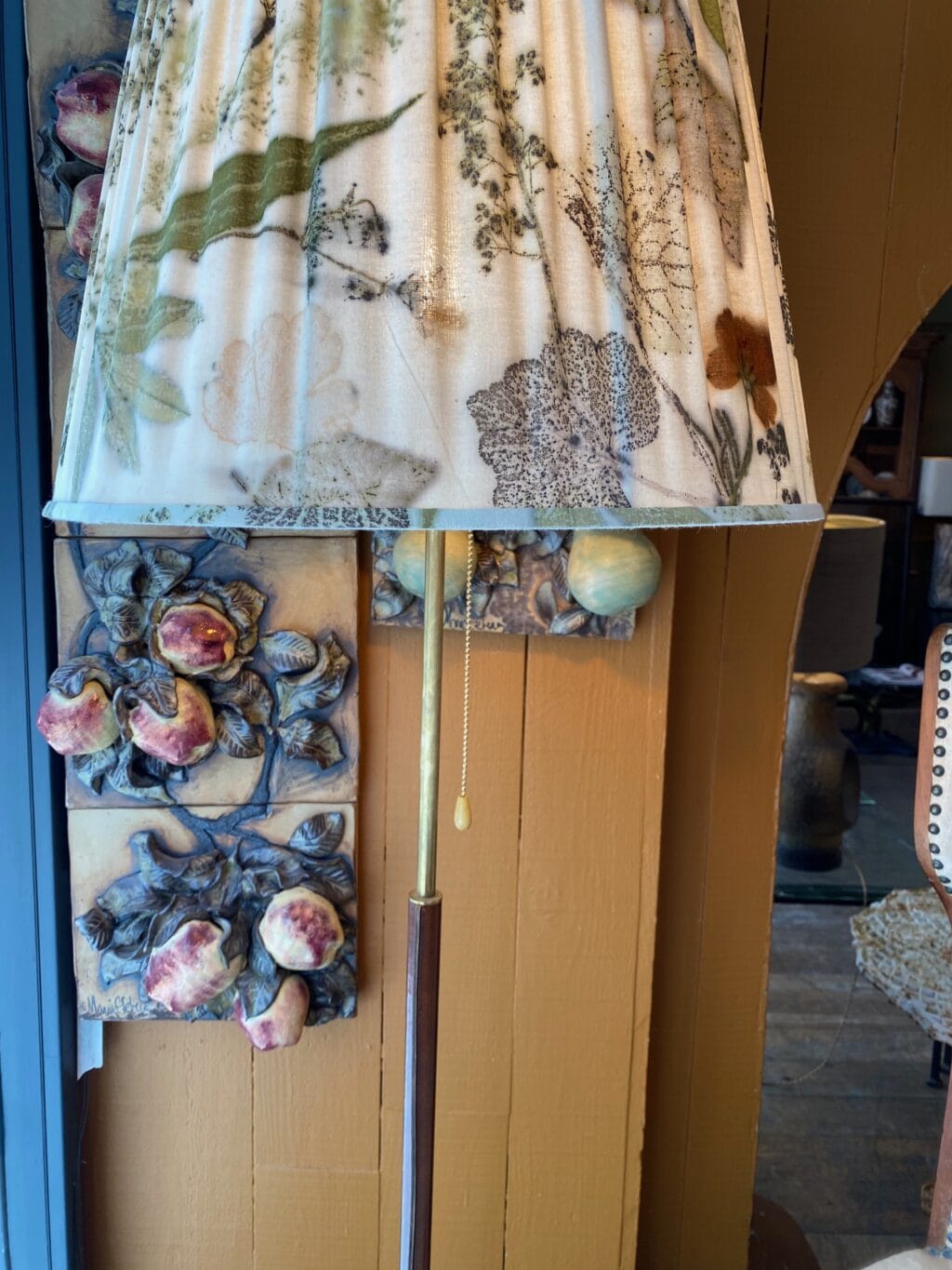 Paire de lampadaires laiton et cuir ca.1960 + A/J teinture naturelle – Image 2
