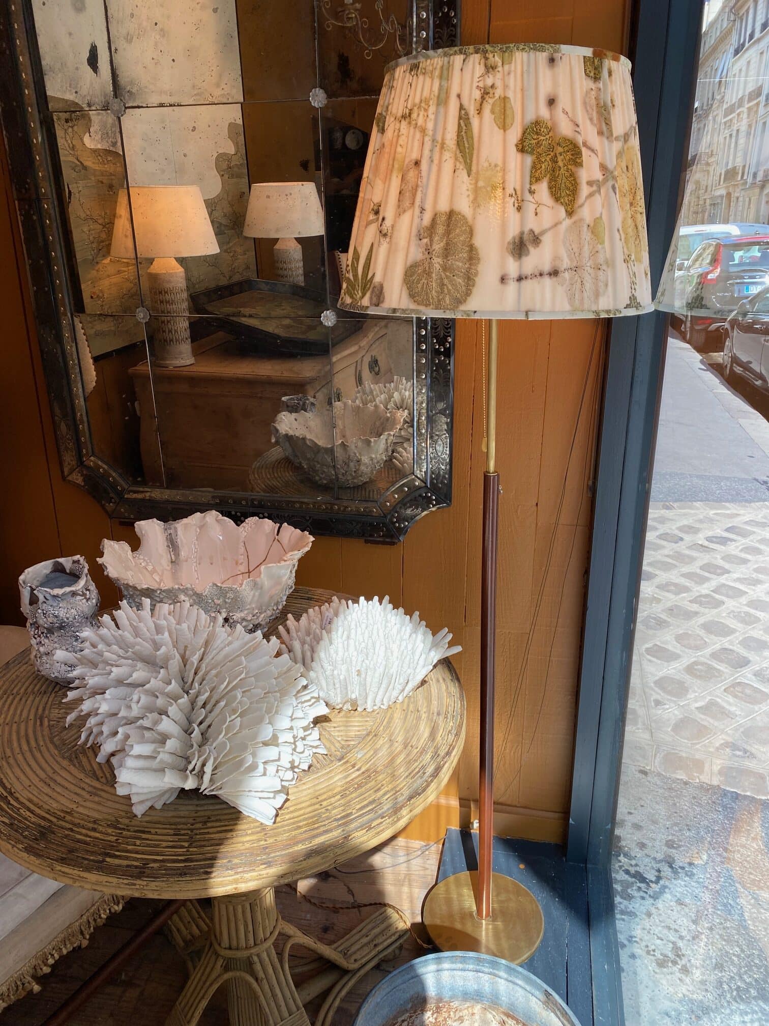 Paire de lampadaires laiton et cuir ca.1960 + A/J teinture naturelle