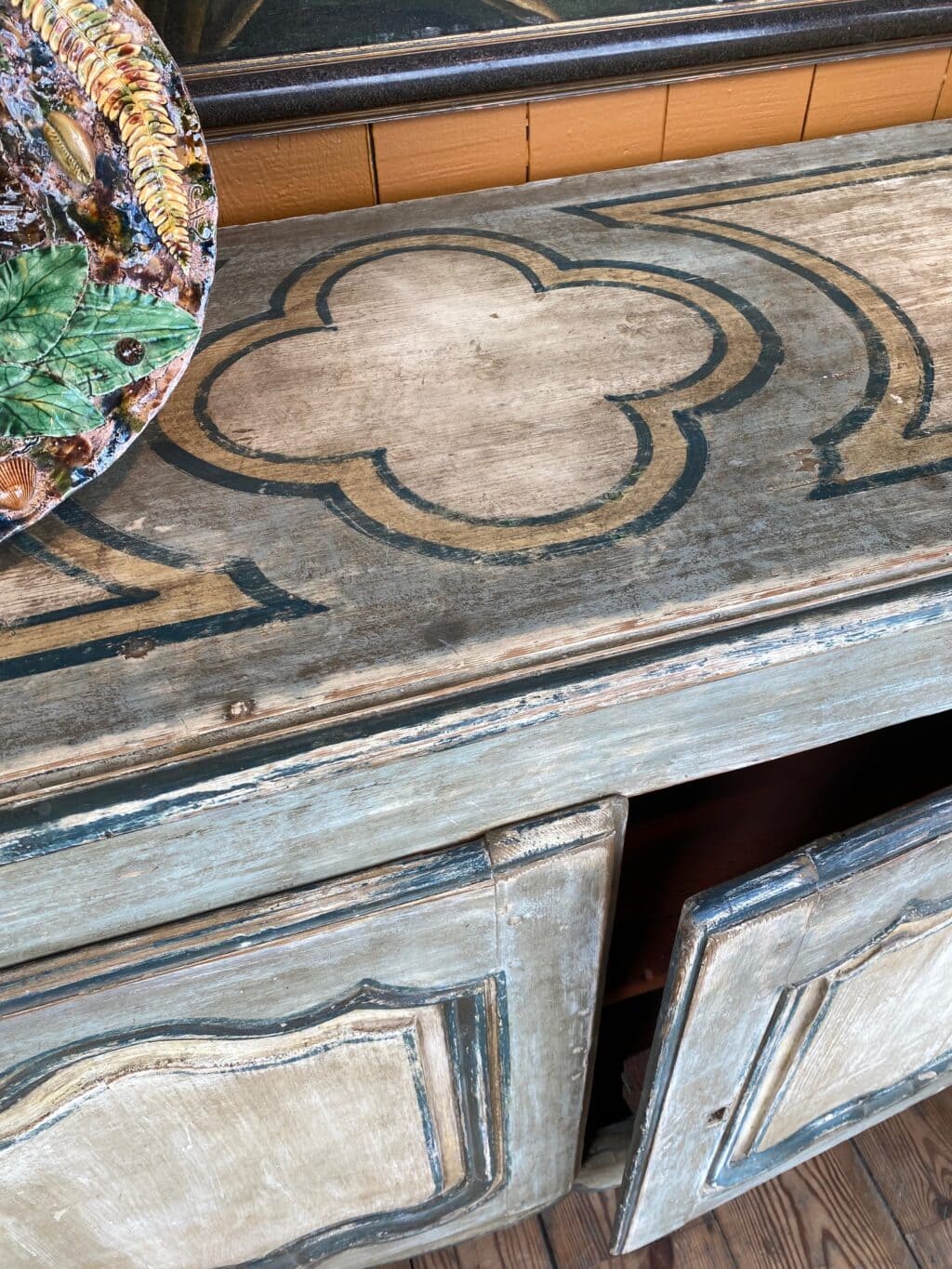Buffet Louis XV en bois peint gris-bleu - France fin XVIIIe – Image 3