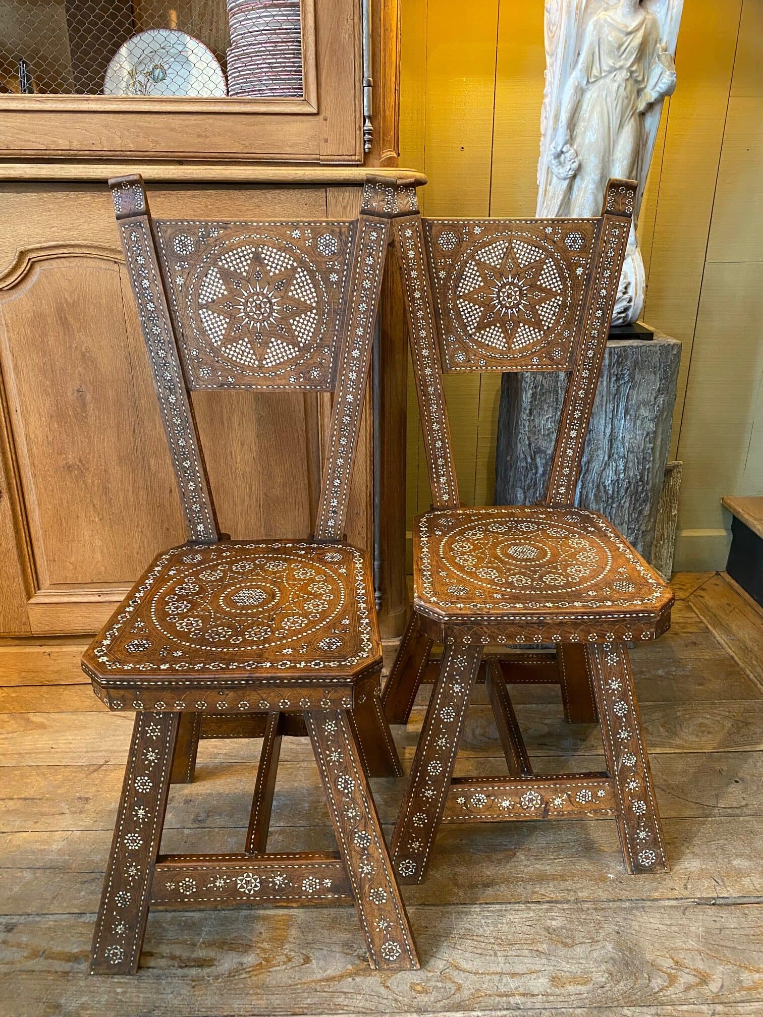 Paire de chaises décor en bois décor sculpté – Travail Alpin fin XIXe