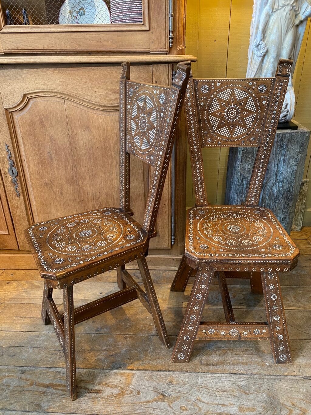 Paire de chaises décor en bois décor sculpté - Travail Alpin fin XIXe – Image 4