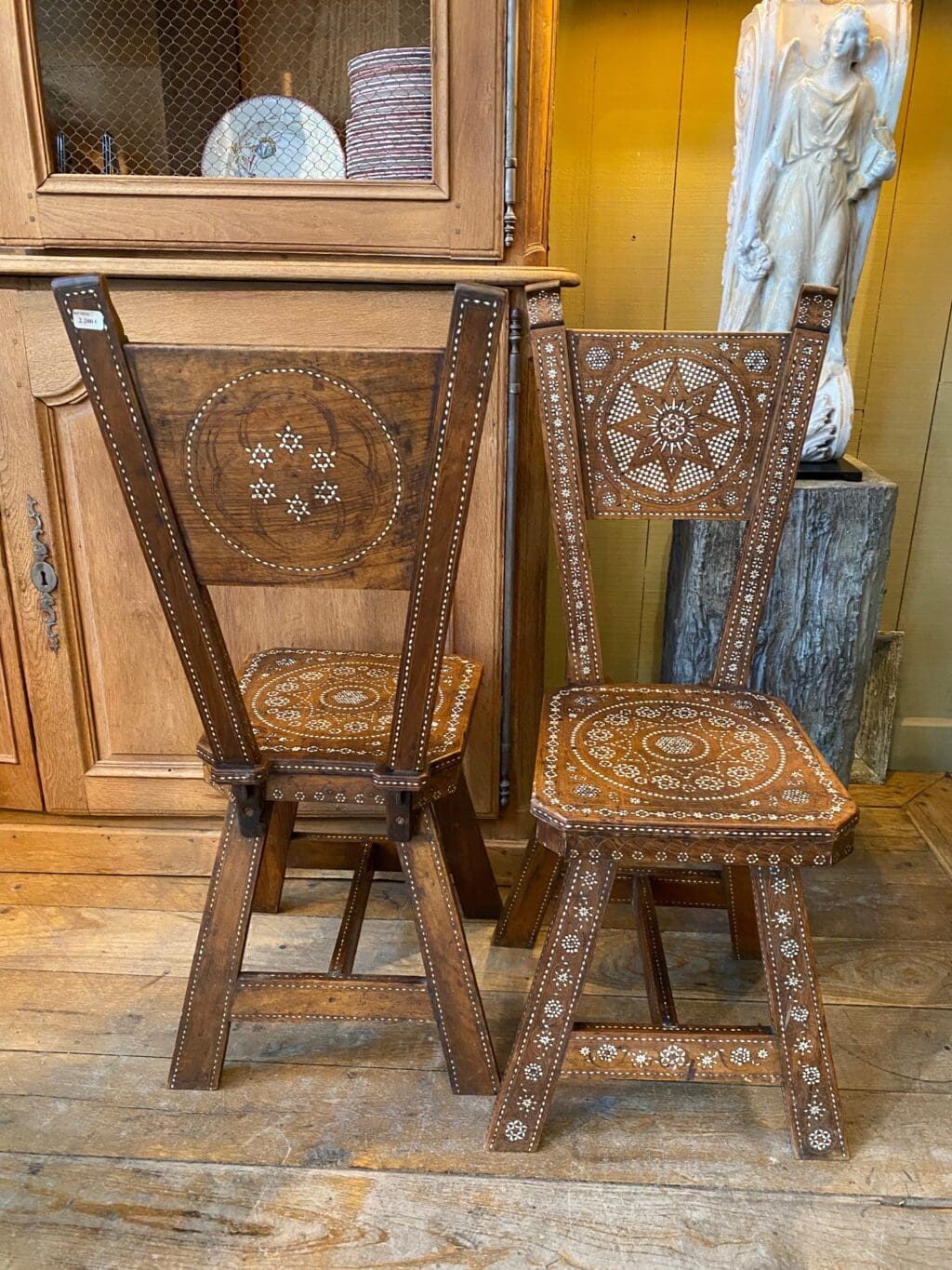 Paire de chaises décor en bois décor sculpté - Travail Alpin fin XIXe – Image 5