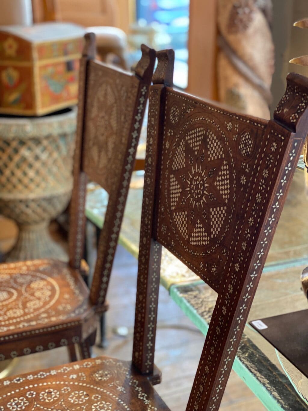 Paire de chaises décor en bois décor sculpté - Travail Alpin fin XIXe – Image 2