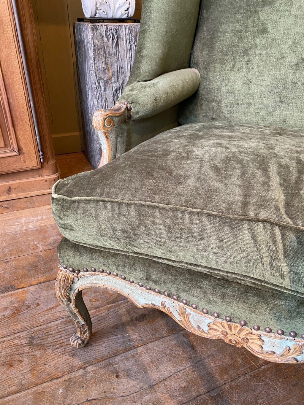 Paire de bergères Louis XV patine vert amande - Tissu velours – Image 5