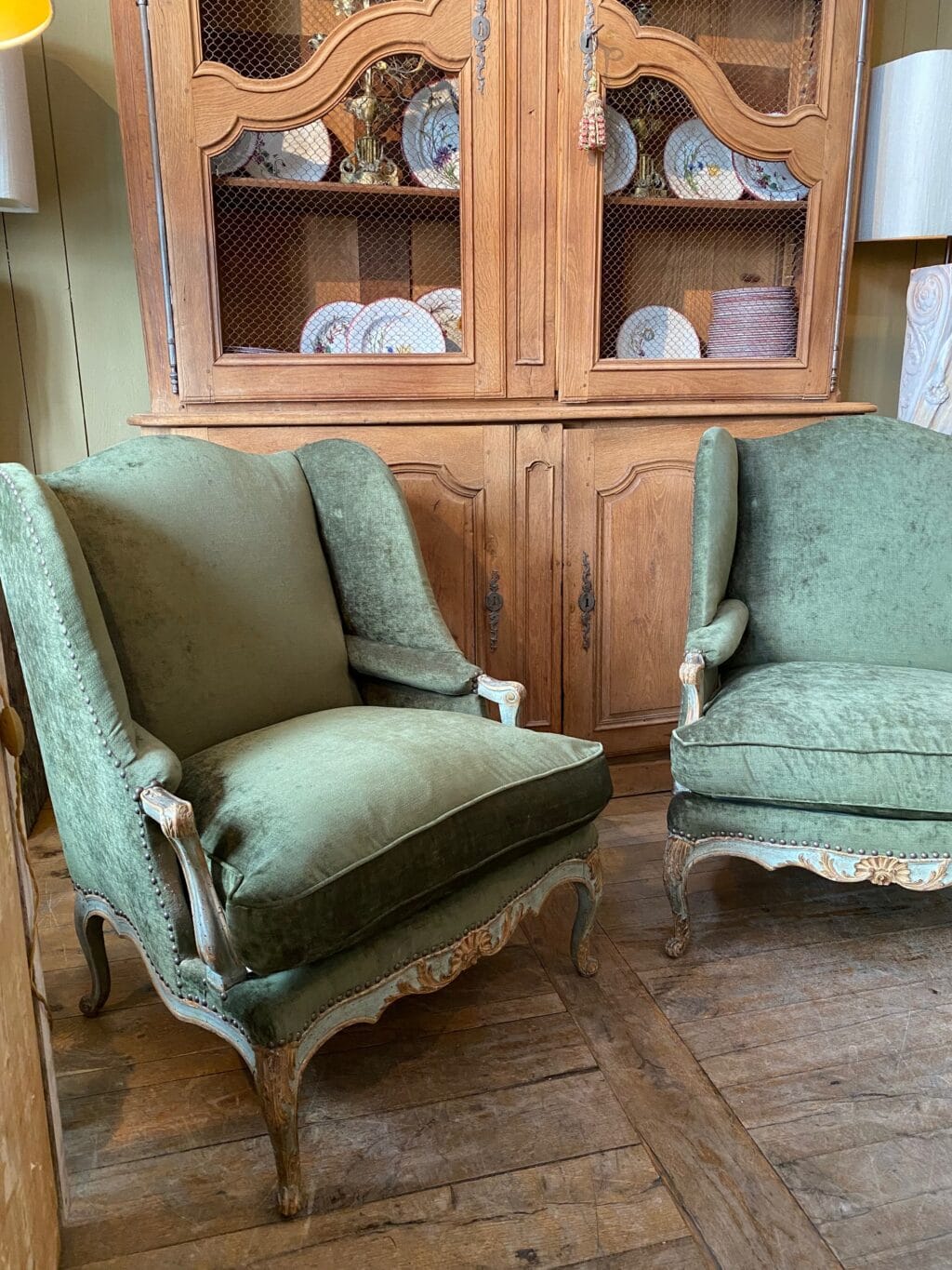 Paire de bergères Louis XV patine vert amande - Tissu velours