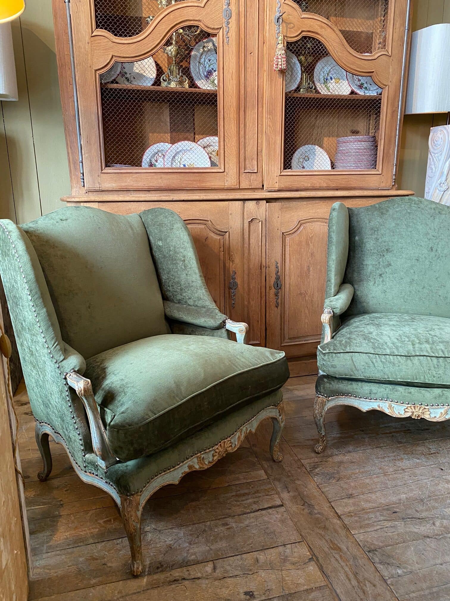 Paire de bergères Louis XV patine vert amande – Tissu velours
