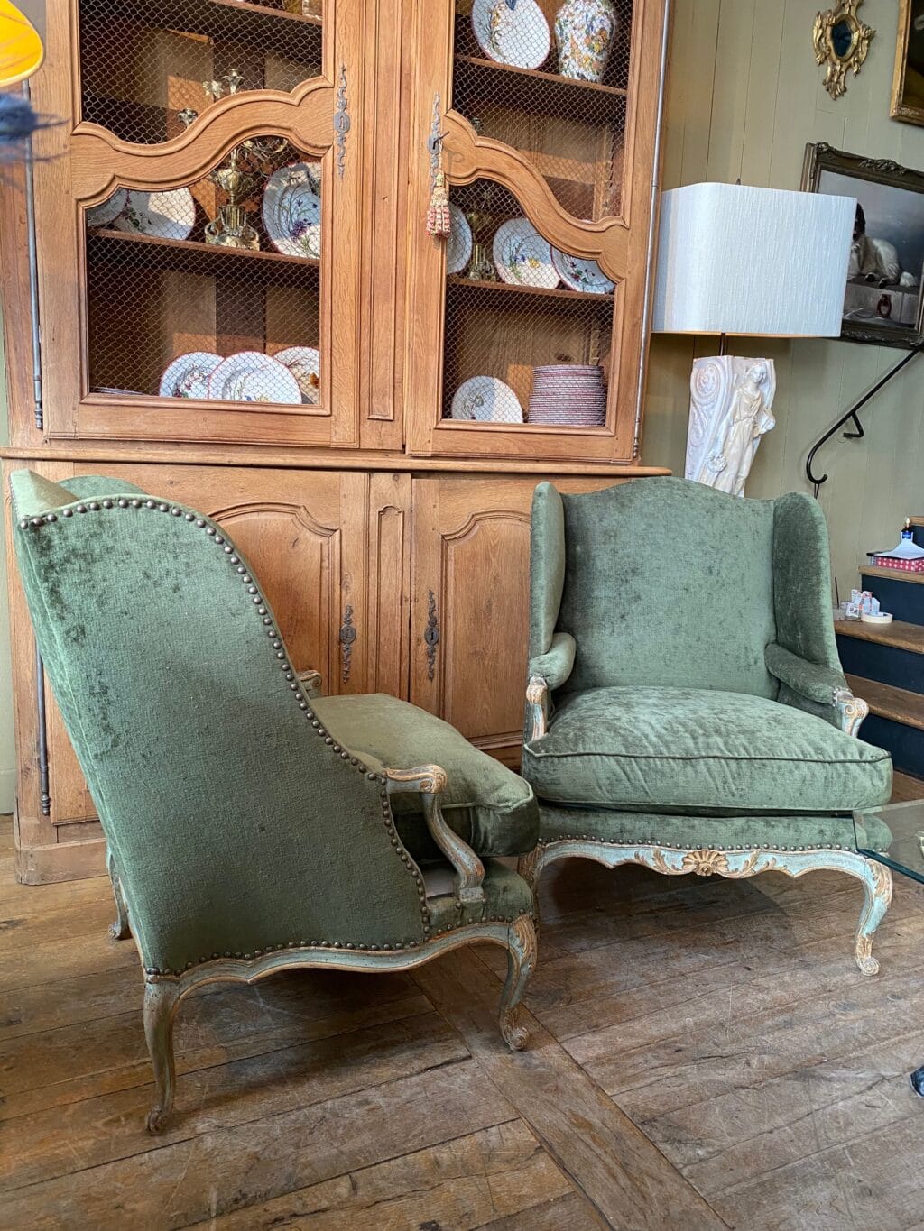 Paire de bergères Louis XV patine vert amande - Tissu velours – Image 10