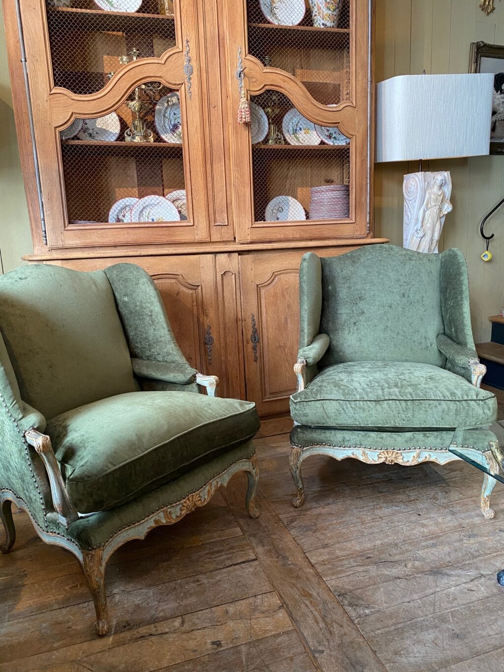 Paire de bergères Louis XV patine vert amande - Tissu velours – Image 9