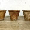 Suite de trois grands vases en terracotta patinée à décor de médaillons classiques de style XVIIIe