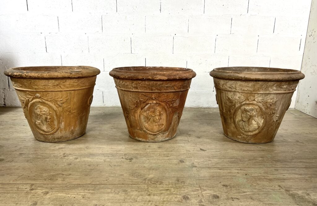 Suite de trois grands vases en terracotta patinée à décor de médaillons classiques de style XVIIIe