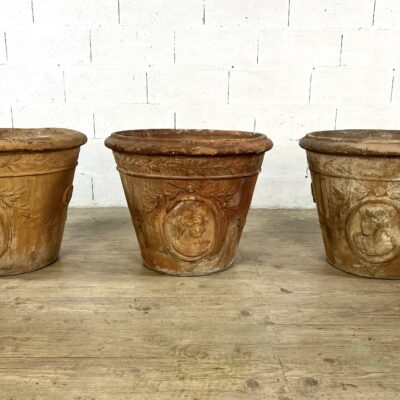Suite de trois grands vases en terracotta patinée à décor de médaillons classiques de style XVIIIe