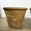 Suite de trois grands vases en terracotta patinée à décor de médaillons classiques de style XVIIIe