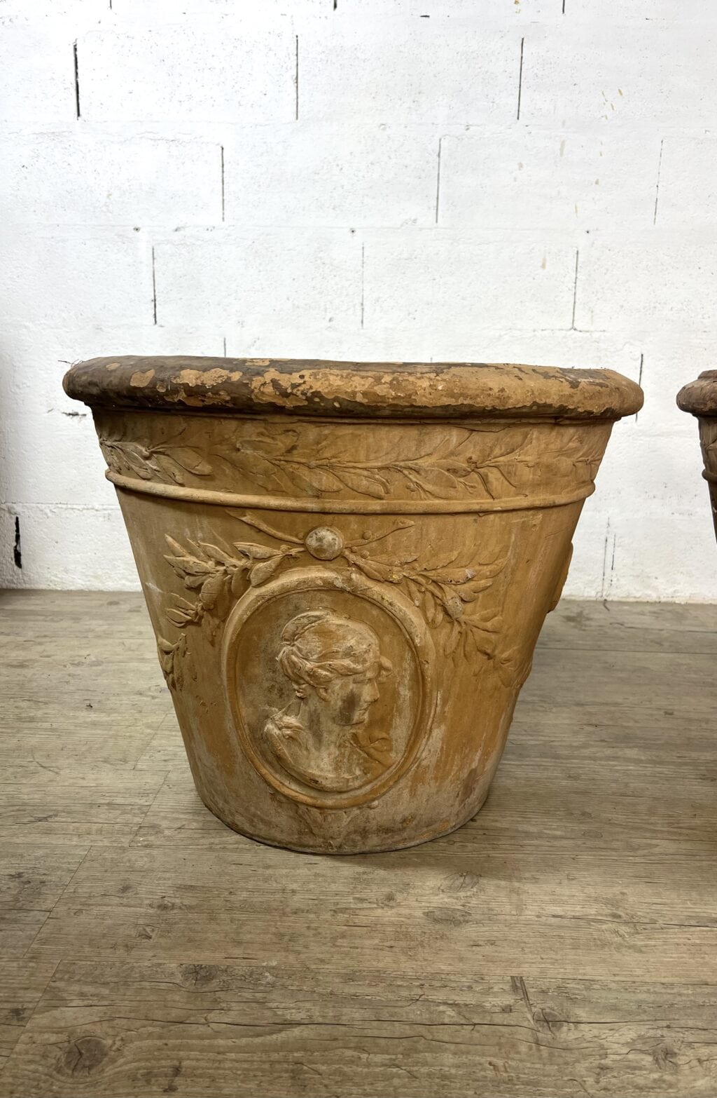 Suite de trois grands vases en terracotta patinée à décor de médaillons classiques de style XVIIIe