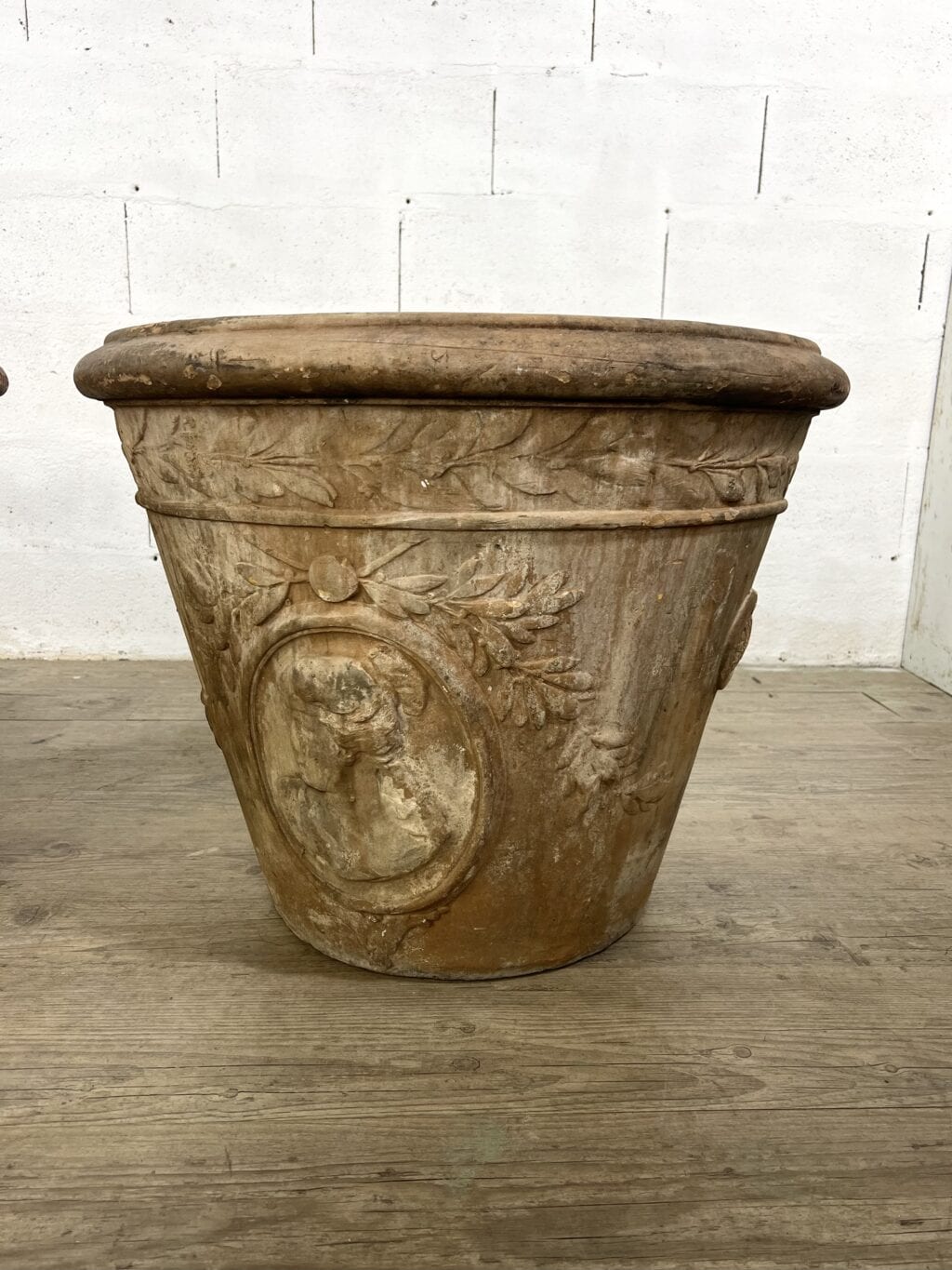 Suite de trois grands vases en terracotta patinée à décor de médaillons classiques de style XVIIIe