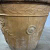 Suite de trois grands vases en terracotta patinée à décor de médaillons classiques de style XVIIIe