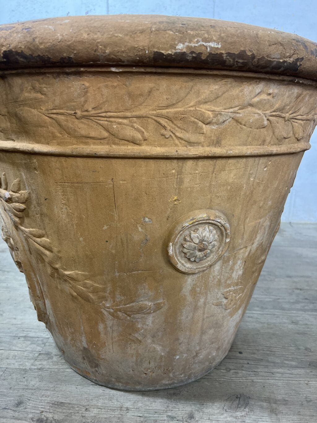 Suite de trois grands vases en terracotta patinée à décor de médaillons classiques de style XVIIIe