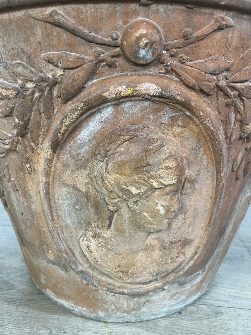 Suite de trois grands vases en terracotta patinée à décor de médaillons classiques de style XVIIIe